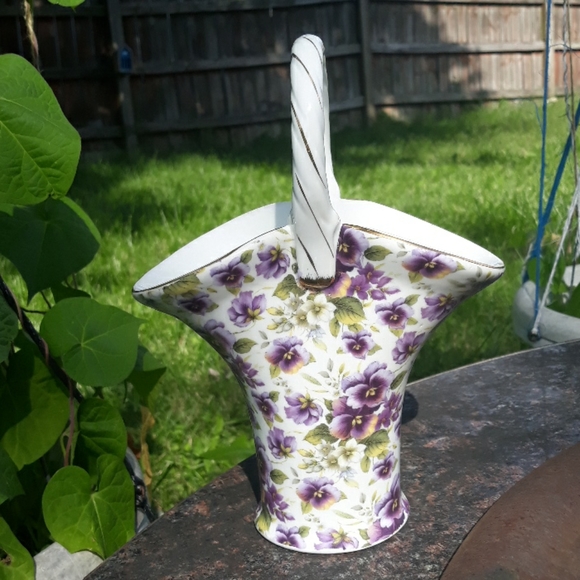 Madison & Max Other - Madison & Max Pansies Porcelain Basket w handle